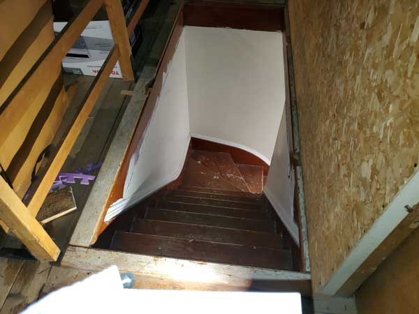 Descente d'escalier sans garde-corps - Inspection AG
