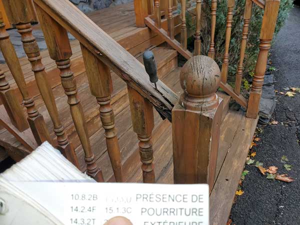 Pourriture aux rampes d'escalier extérieur - Inspection AG